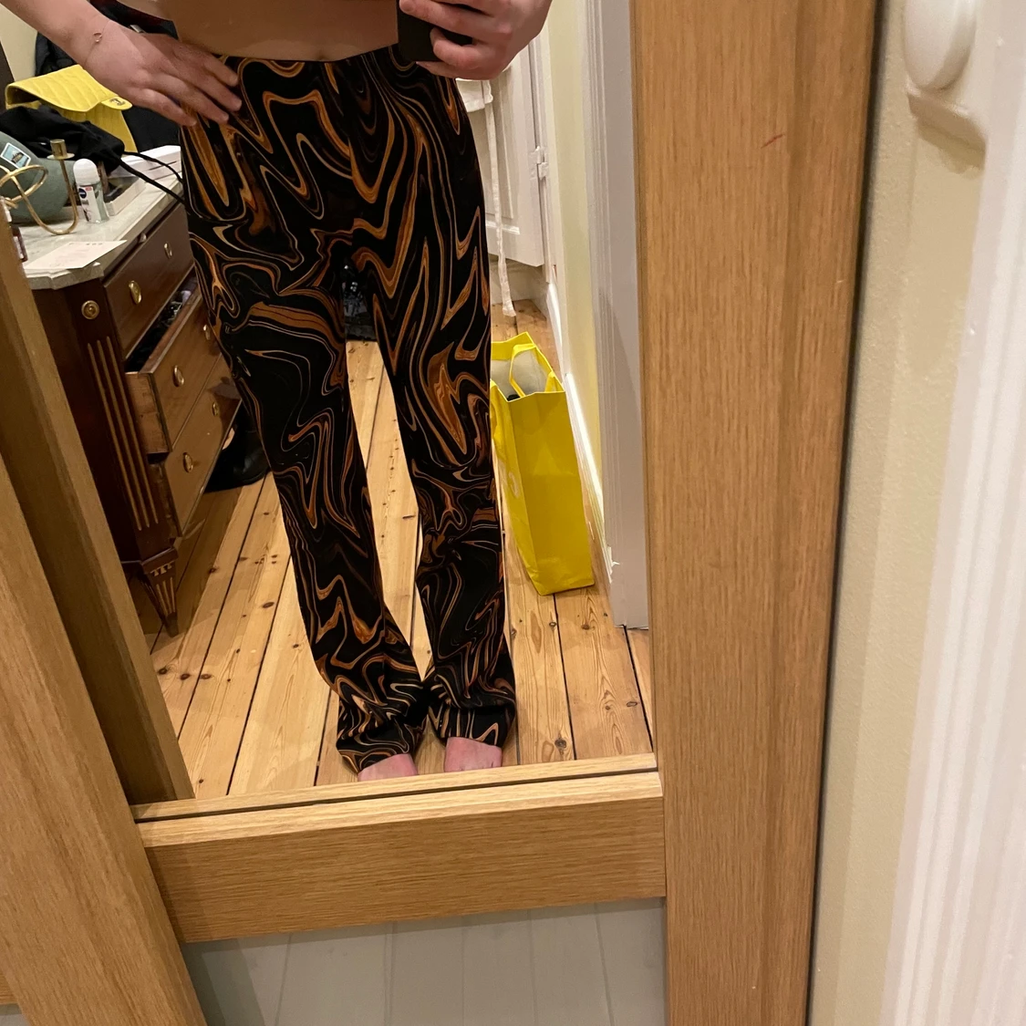 Färgglada utsvängda byxor  - 90