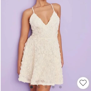 Studentklänning Ida Sjöstedt  - Otroligt fin studentklänning, använd 1 gång. Bra skick på klänningen, väldigt skön och fin. 