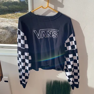 Vans hoodie - Säljer min hoodie i fint skick från vans pga att jag inte använder den längre 