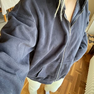 Oversized hoodie - Oversized hoodie från brandy melville i marinblått.