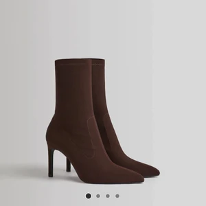 Klackar  - Jättefina bruna klackar! Använda men ändå i fint skick, kan skicka fler bilder privat❣️ 8 cm klackhöjd , frakt 79kr