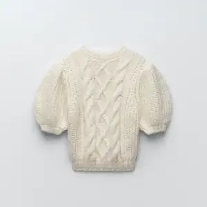 säljer denna stickade tröja med ”flätmönster” från zara, helt slutsåld! aldrig använd, köpte den för 399 och jag säljer för 150 kr+ frakt💗💗💗