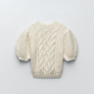 Stickad tröja kortärmad - säljer denna stickade tröja med ”flätmönster” från zara, helt slutsåld! aldrig använd, köpte den för 399 och jag säljer för 150 kr+ frakt💗💗💗