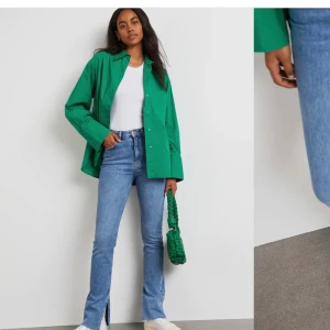 Jeans med slit - Aldrig använda, säljer pga att dom är för långa för mig som är 1,60 skulle säga att dom passa perfekt på någon som är ca 165-172 cm 