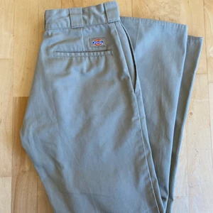DICKIES beige  - Klassiska Dickies i beige färg och strl. W30/L32. Har dock fållat ner de så de är kanske L34 nu. De har även några fläckar som visat på bilderna. Köpta på herravdelningen men tycker stilen och modellen passar alla! 