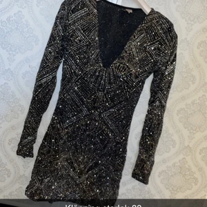 Glitter klänning storlek 38  - En jättefin klänning från H&M i storlek 38 använd 2 gånger 