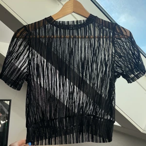 Fest topp - ”Randig” genomskinlig magtröja perfekt till fest! Passar med ett linne eller en bralette under. Storlek XS men passar även S då den är stretchig i materialet. Knappt använd, bra skick! 