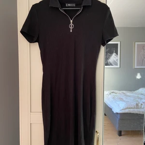 Tajt klänning med krage - Helt oanvänd från New Yorker. Pris kan diskuteras!