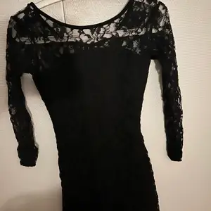 Säljer då denna svarta söta spetsklänning från Size8Needle…? Köpare står för frakt. Fråga vid funderingar eller bättre bild. 