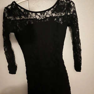 Svart spetsklänning  - Säljer då denna svarta söta spetsklänning från Size8Needle…? Köpare står för frakt. Fråga vid funderingar eller bättre bild. 