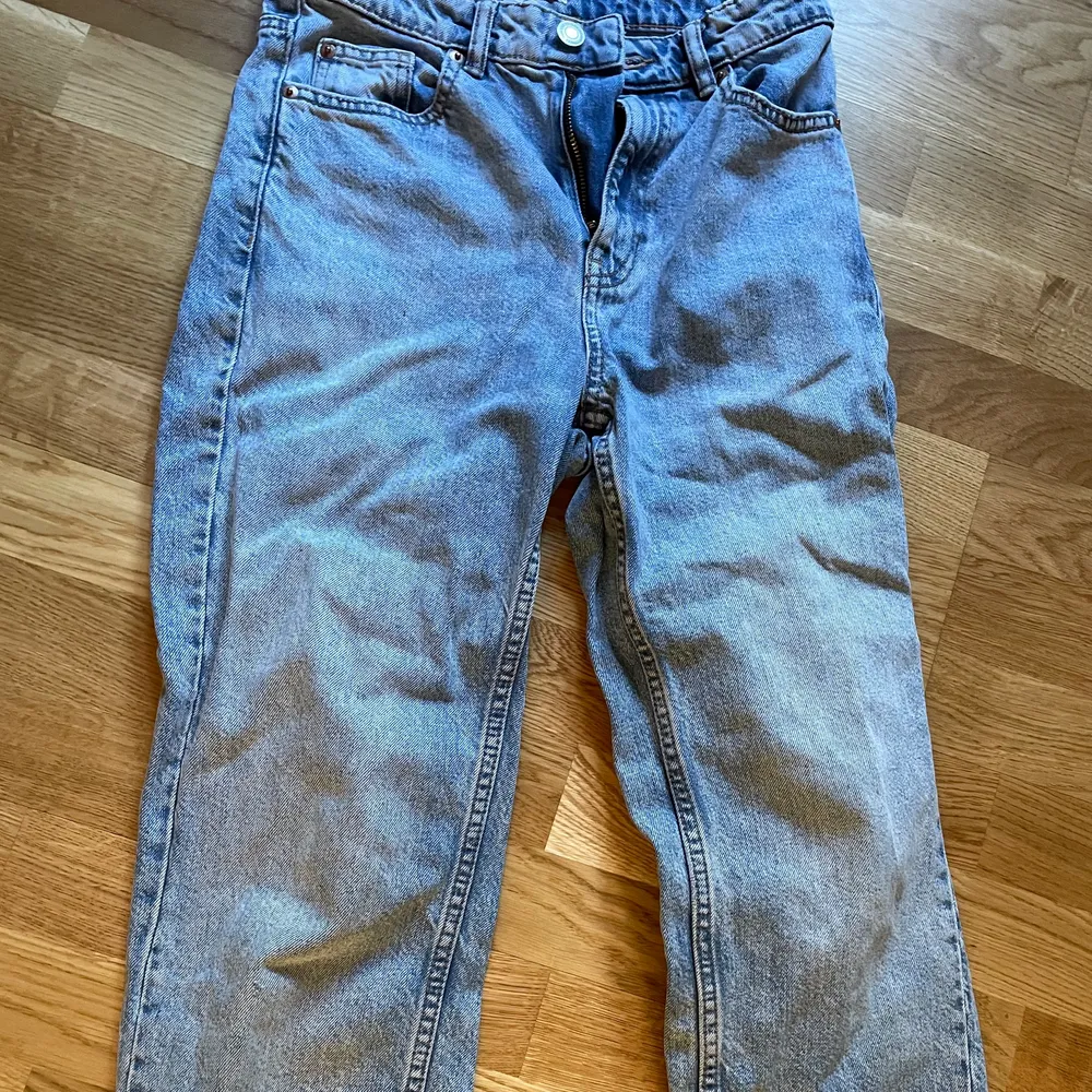 Blåa jeans från Lindex, slits på sidan. Jättefina sitter som på bild 3 på mig som är 155cm. Jeans & Byxor.