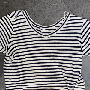 Zara randig t shirt  - Super fin randig typ stickad t shirt från zara. Används tyvärr inte längre men passar till mycket! 