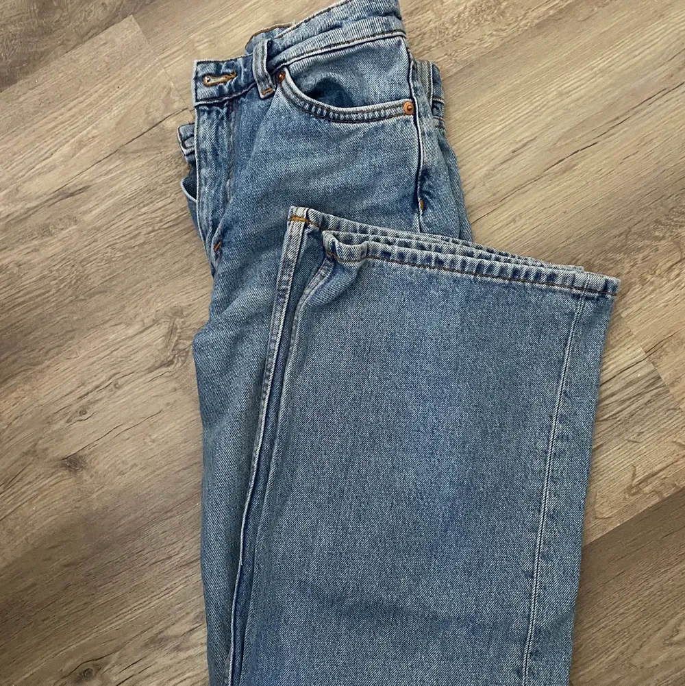 Supersnygga jeans i modellen ”Yoko” från monki. Tyvärr blivit för små för mig:( Inte mycket använda.. Jeans & Byxor.