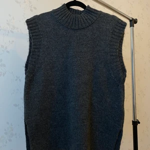 mysig stickad grå väst  - Stickad grå väst som endast använts 2 ggr pga inte riktigt min stil. Det är storlek xs och köparen står för frakten.