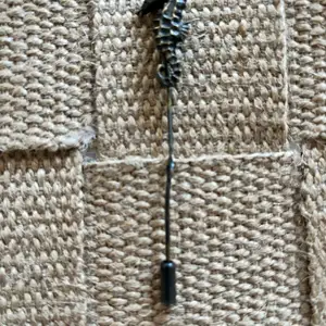 ACNE STUDIOS  Scarf-pin/Halsduks-nål   Superfin pin att nåla fast scarf/halsduk med. Längd 7,5 cm 
