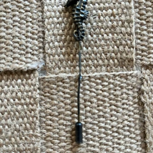 ACNE STUDIOS Scarf Pin  - ACNE STUDIOS  Scarf-pin/Halsduks-nål   Superfin pin att nåla fast scarf/halsduk med. Längd 7,5 cm 