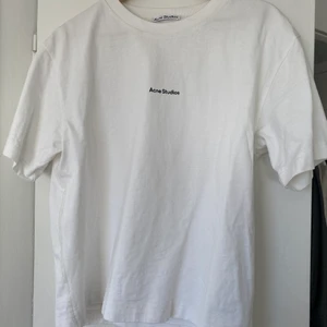 Acne T-shirt - Knappt använd, nyskick, nypris 1899kr. Storlek S