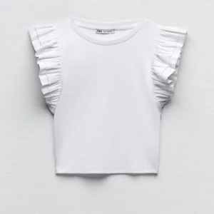 Jättegullig vit topp ifrån zara💓💓 - Jättegullig vit topp ifrån zara!💓🥰 säljer då den inte längre kommer till användning💓 tröjan är i storlek M men passar mig som brukar ha S💓 nypris: 119kr