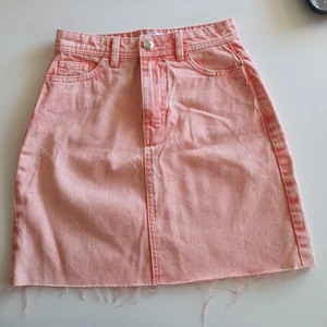 Kjol från new yoker  - Rosa kjol från new yoker i storlek XS. Det är new yorkers märke FB Sister. Aldrig använda, lappen finns kvar. Ordinare pris är 249 kr. Det finns även en extra knapp ifall de skulle gå sönder. Köparen står för frakten. 