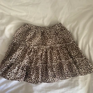 Leopard kjol - Säljer en fin kjol med volanger i leopard mönster