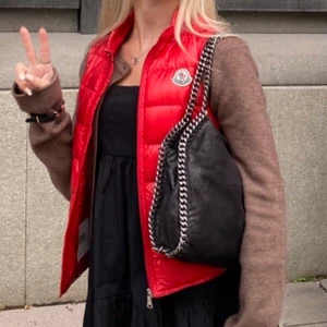 Moncler väst - Intressekoll på min röda moncler väst, köpte förra våran så i bra skick,  går att scanna. Storlek 00 , alltså xxs / xs. KÖP DIREKT 2300 + frakt