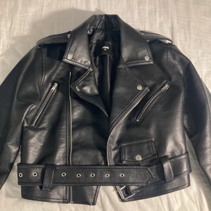 skinnjacka  - säljer min skinnjacka ifrån Bikbok i storlek Xs. Den är väl använd men fortfarande i bra skick! 