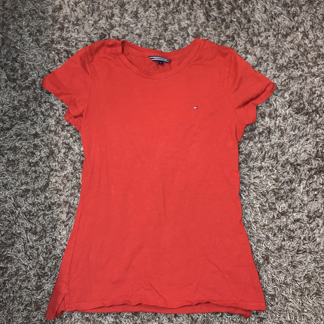 En fin röd Tommy Hilfigger t-shirt.