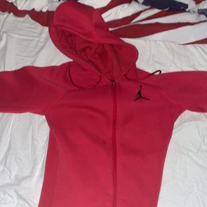 Jordan zip hoodie - Jordan tröja som inte är jätte använd men när jag köpte den var den lite tight så använde den knappt på 1 år så nu ville jag bara sälja den köpte den för 999kr