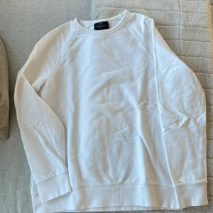 Sweatshirt  - Vanlig vit sweatshirt från hm. Köpare står för frakt 