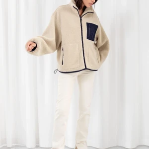 & Other Stories jacka - Lånad första bild❗️ jacka från & other stories Strl 34 passar även en strl 36 då den är något oversize i modellen. Nypris 1500kr säljes för 600 då den är som ny och endast använd 2-3 ggr.