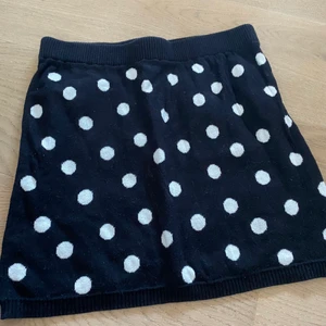  Prickig kjol  - En kjol som är jättemjuk och skjön, Andvänt några gånger. Fråga om det är någonting annat och jag står inte för frakten💕