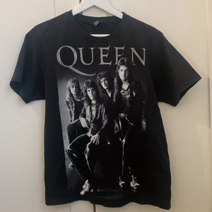 Queen tröja i gott skick! - Rock way tröja i storlek L, men är väldigt liten i storleken så skulle säga att den passar S/M