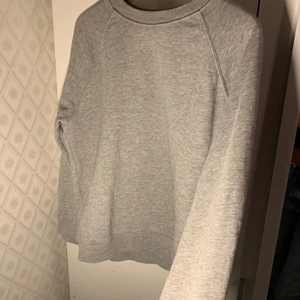 Sweatshirt  - Säljer min sweatshirt som jag köpte i januari för att den är för kort i armarna. Använt den 1 gång