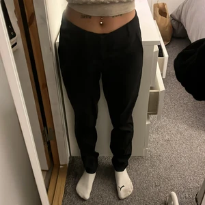 Lågmidjade kostymbyxor  - Ett par jätte fina lågmidjade kostymbyxor i storlek 34. 