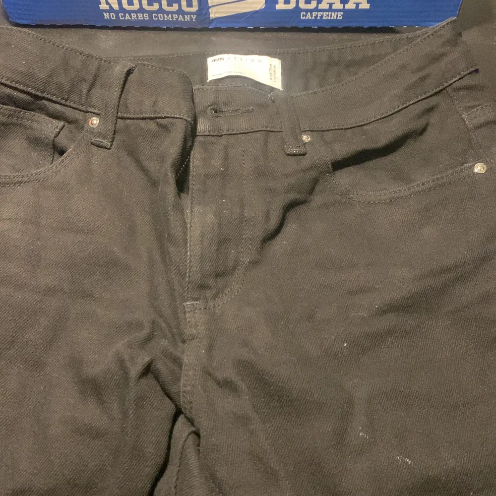 Hej! Säljer mina asos design svarta jeans eftersom att de inte passar mig längre! Nypris: 250 kr. OBS köparen står för frakten . Farkut & Housut.