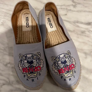 Kenzo Espandrillos - Säljer mina superfina blå Kenzo Espandrillos, skriv för fler bilder eller frågor!! Köparen står för frakten💙