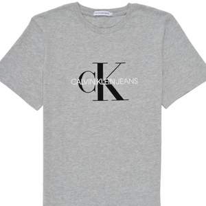 Fin t-shirt ifrån märket Calvin Klein som tyvärr inte kommer till användning längre. Kan mötas upp i Örebro eller frakta spårbart för 66kr (fraktkostnaden ingår inte i priset). Tveka inte att höra av dig om du har några frågor eller funderingar samt önskar fler bilder 🤍