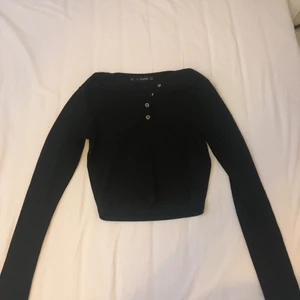Svart tröja med knappar - Så fin långärmad tröja med knappar från zaful, använd några gånger men i jättefint skick, liten i storleken så skulle säga att den är mer en xs:)