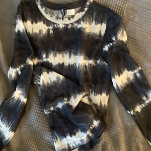 Tröja  - Genomskinlig tröja i mycket bra skick! Köparen står för frakten❤️