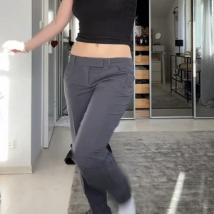 Lågmidjade kostymbyxor  - Grå lågmidjade kostymbyxor! Sjukt snygga och trendiga men tyvärr lite stora på mig därav får jag tyvärr sälja dom ❤️❤️ pris är exl frakt