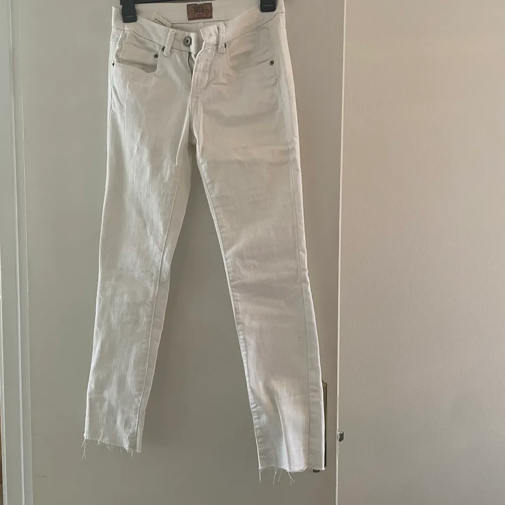 Vita jeans i storlek 36 perfekt till sommaren❤️ low waist. Jeans & Byxor.
