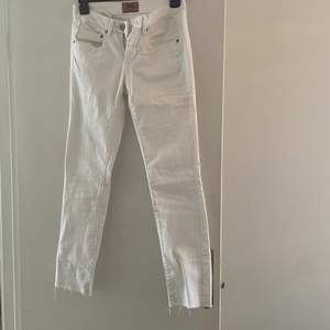 Vita jeans i storlek 36 perfekt till sommaren❤️ low waist
