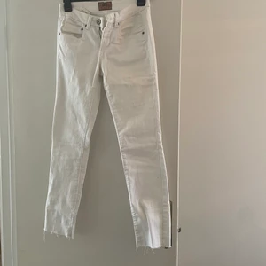 Vita jeans  - Vita jeans i storlek 36 perfekt till sommaren❤️ low waist