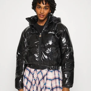 Ellese jacka - Säljer min ellesejacka i storlek 38 , nästan aldrig använd och är som i nyskick! 