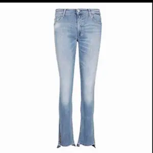 Hej! Selger denne superkule jeans fra replay. De gir en vintage look med en diskre bootcut. Str W:25 L:28. Ny pris 2200. 