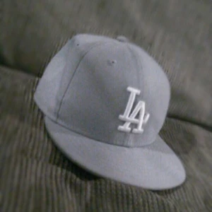 La keps - Hej ville sälja min la keps för att jag köpte för stor storlek den har inga skador köpte den för 500.