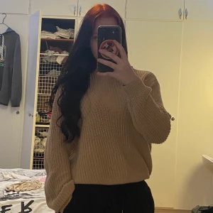 Stickad tröja - Riktigt fin stickad tröja, bekväm sitter fint tyvärr har jag tröttnat på stilen