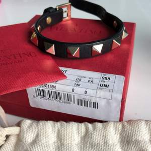 Säljer mitt Valentino armband som är i NYSKICK!! Dustbag, låda & extra nitar ingår!!!                                     ❗️❗️Byter jättegärna emot valentino armband i en annan färg❗️❗️
