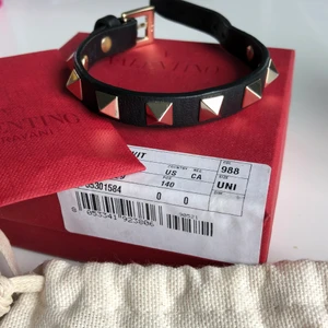 Valentino armband  - Säljer mitt Valentino armband som är i NYSKICK!! Dustbag, låda & extra nitar ingår självklart.                  (Köp inte med köp nu!)