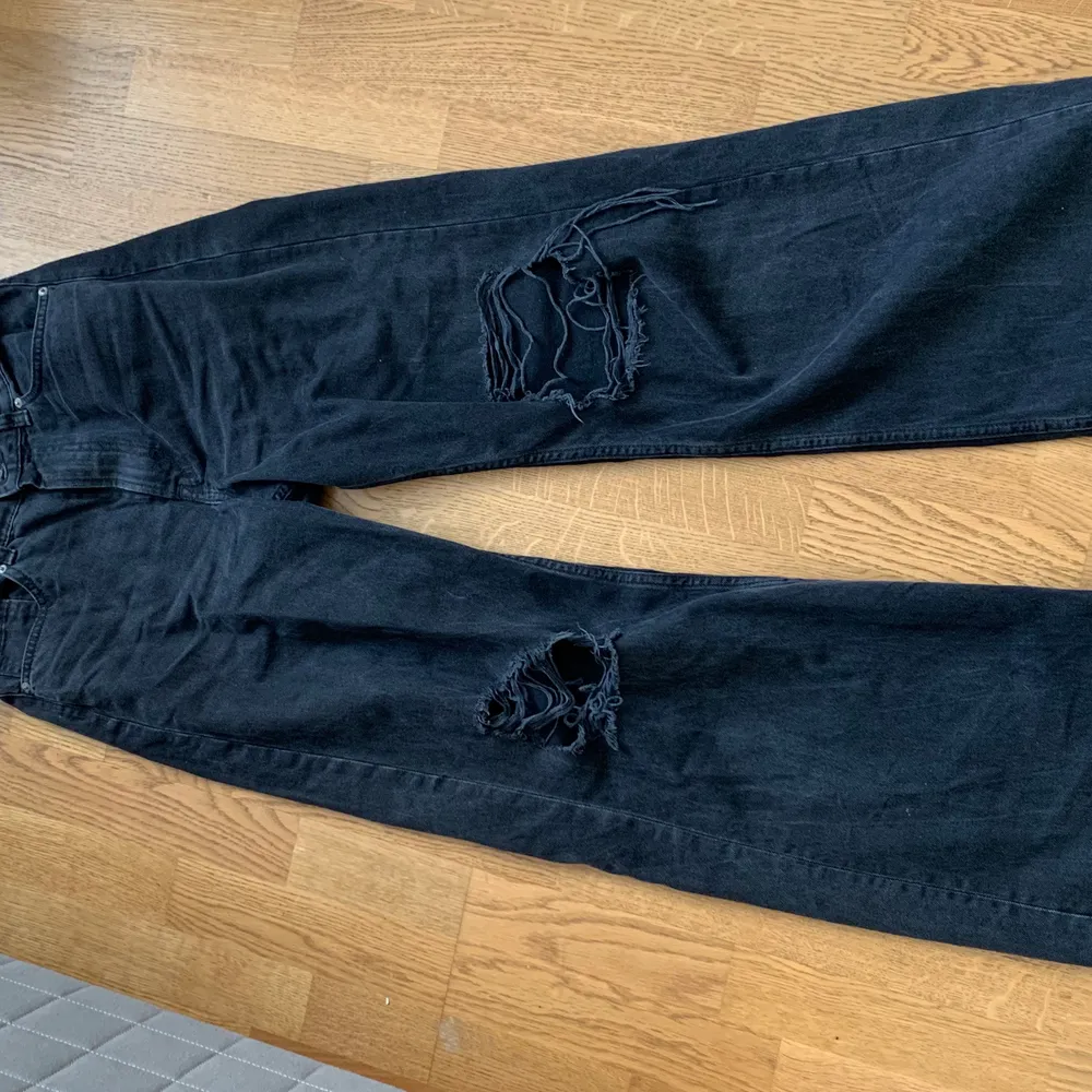 Säljer dessa svarta HM jeans då dem inte kommer till användning. Har haft dem cirka 3 gånger och dem är sparsamt använda. Baggy i stilen och sitter perfekt på mig som är 170😊. Jeans & Byxor.